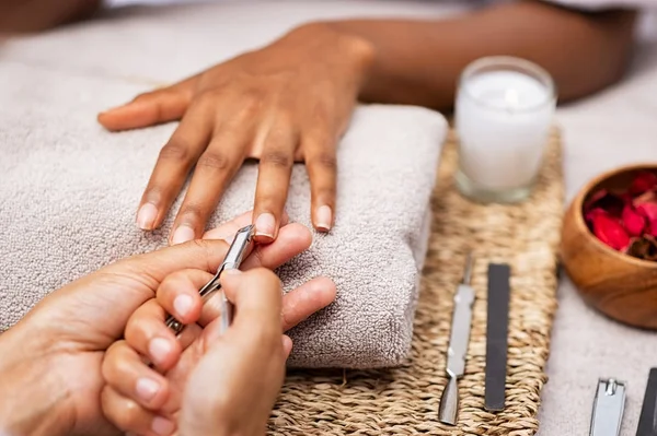 Vrouw knippen nagels bij Salon — Stockfoto