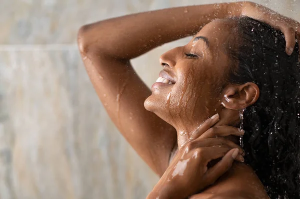 Czarna piękna dziewczyna relaksująca się w prysznicu — Zdjęcie stockowe