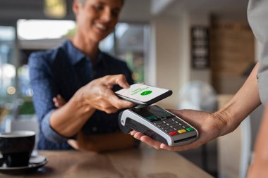 NFC teknolojisi kullanan kadın