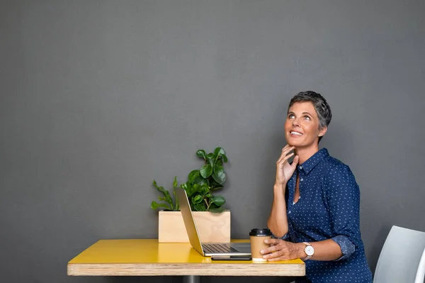 Üzleti nő gondolkodás munka közben — Stock Fotó