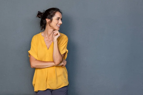 Mujer madura feliz mirando hacia otro lado —  Fotos de Stock