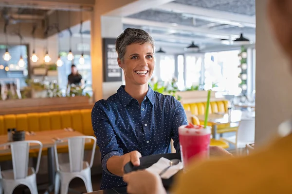 Woman orders strawberry shake at cafeteria — Stock Photo, Image