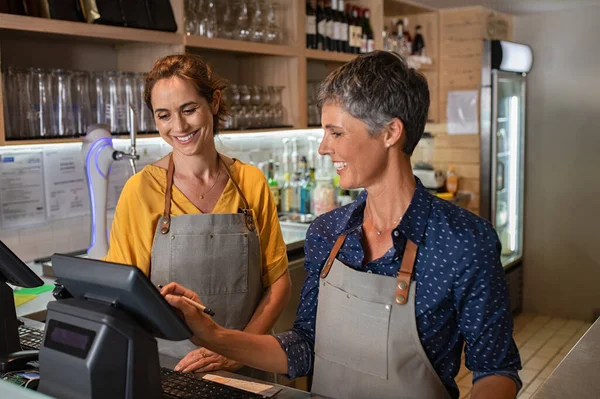 Зрілі жінки офіціантки працюють в кав'ярні — стокове фото
