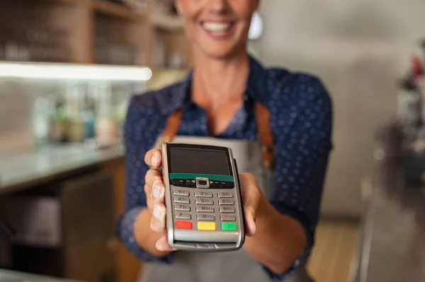 Garçonete mostrando máquina de cartão de crédito — Fotografia de Stock
