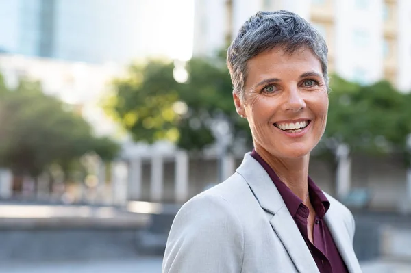 Successful mature business woman smiling — Stock Photo, Image