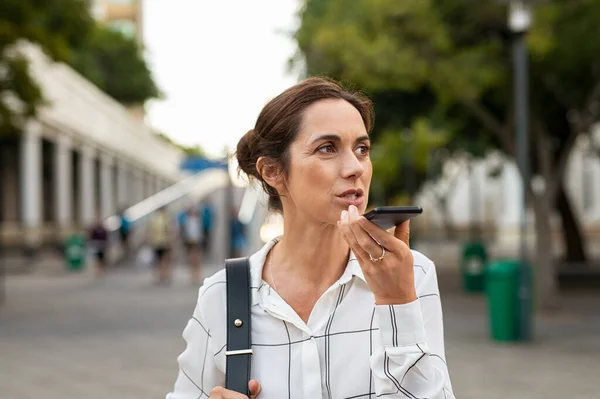 Volwassen zakenvrouw laat een vocale boodschap achter — Stockfoto