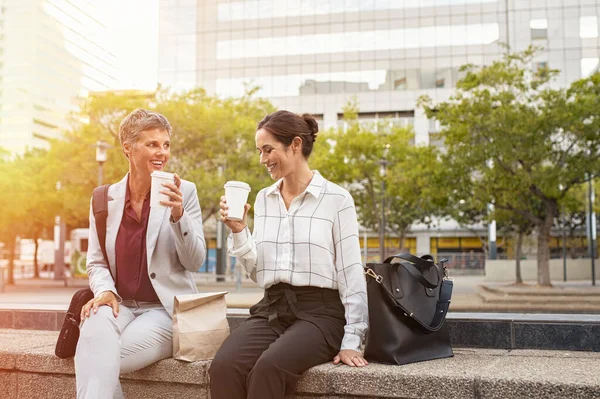 Glada affärsmän njuter av kaffepaus — Stockfoto