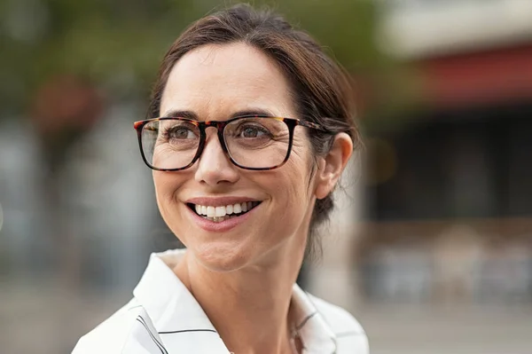 Lächelnde Geschäftsfrau mit Brille — Stockfoto