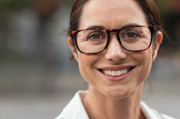 Mujer madura exitosa con gafas graduadas —  Fotos de Stock