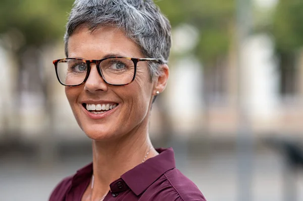 Glückliche reife Frau mit Brille — Stockfoto