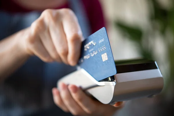 Feche Mãos Garçonete Segurando Terminal Máquina Cartão Crédito Passando Cartão — Fotografia de Stock