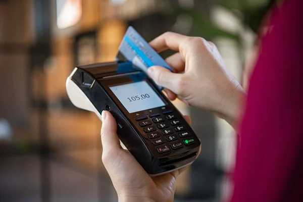Kadın Eli Kart Okuyucu Makinesiyle Kredi Kartı Ödemesi Yapıyor Mağazada — Stok fotoğraf