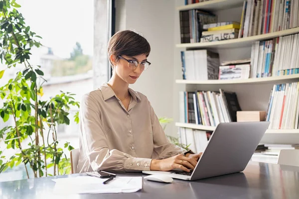 Genç Kadını Ofiste Işyerinde Oturuyor Dizüstü Bilgisayarla Çalışıyor Toplantı Odasında — Stok fotoğraf