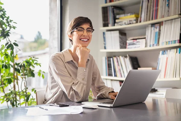 Joven Empresaria Exitosa Sentada Una Oficina Creativa Mirando Cámara Retrato —  Fotos de Stock