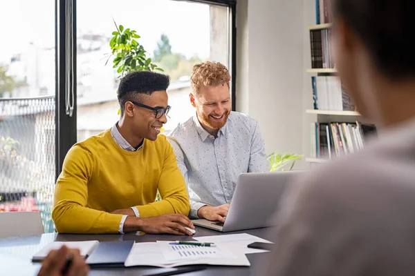 Leende Affärsmän Diskuterar Projekt Mötet Glad Lärling Visar Rapport Laptop — Stockfoto