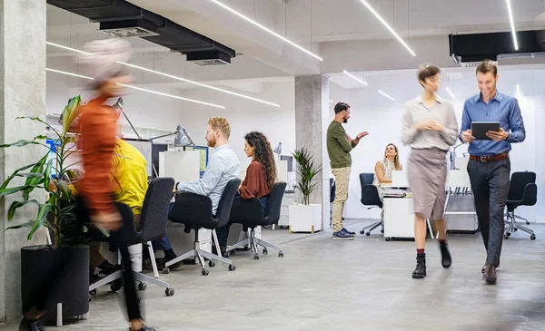Modern Ofiste Çalışan Bir Grup Kadını Işadamı Çalışanlarla Yürüme Birlikte — Stok fotoğraf
