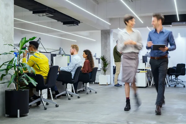 創造的なオフィスで働くビジネスマンのグループ 共同作業スペースで忙しい従業員のインテリア デスクに座って仕事で歩く企業のビジネスマンやビジネスマン — ストック写真