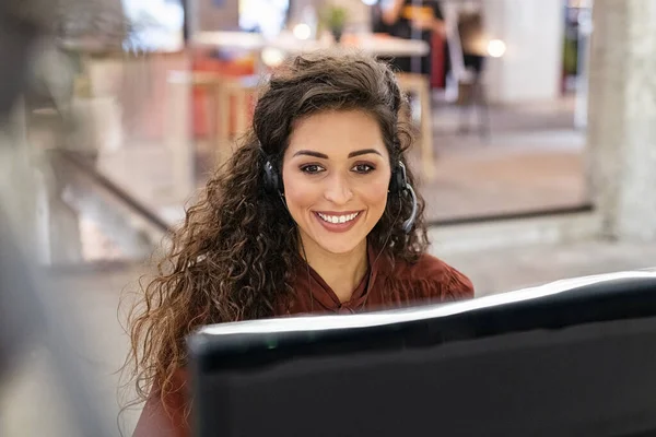 Mulher Operadora Suporte Cliente Com Fone Ouvido Trabalhando Computador Retrato — Fotografia de Stock