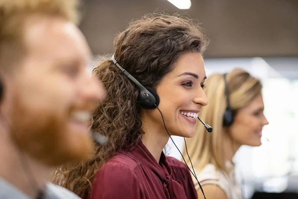 Mujer Sonriente Operador Centro Llamadas Haciendo Trabajo Con Auricular Mientras — Foto de Stock