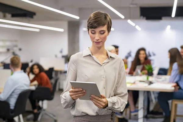 Jovem Empresária Feliz Usando Tablet Digital Escritório Aberto Moderno Mulher — Fotografia de Stock