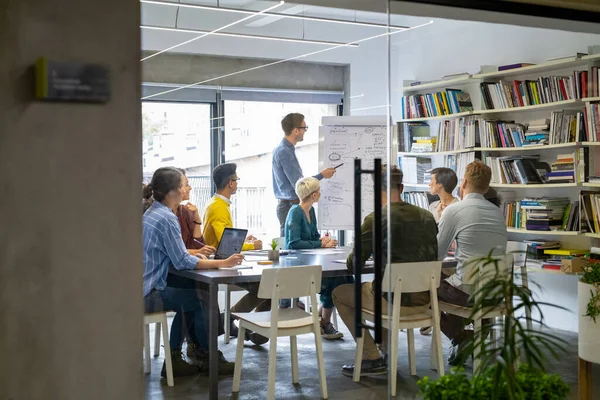 자신감 사업가가 현대식 사무실에서 민족적 팀에게 연설을 직원들 목표와 간략하다 — 스톡 사진