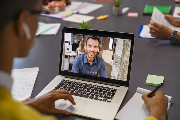 Compagni Affari Sorridenti Che Parlano Tramite Videochiamata Vista Posteriore Uomo — Foto Stock