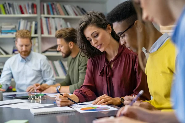 Maturo Donna Affari Formazione Giovane Uomo Affari Mentre Spiega Grafico — Foto Stock