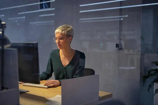 Modern Ofiste Bilgisayar Üzerinde Çalışan Çok Çalışan Genç Bir Kadını — Stok fotoğraf