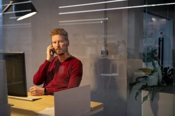 Frustrerad Affärsman Som Jobbar Sent Kontoret Och Pratar Telefon Stressad — Stockfoto