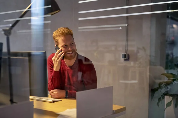 Mid Casual Man Office Talking Phone Late Night Happy Mid — Stock Photo, Image