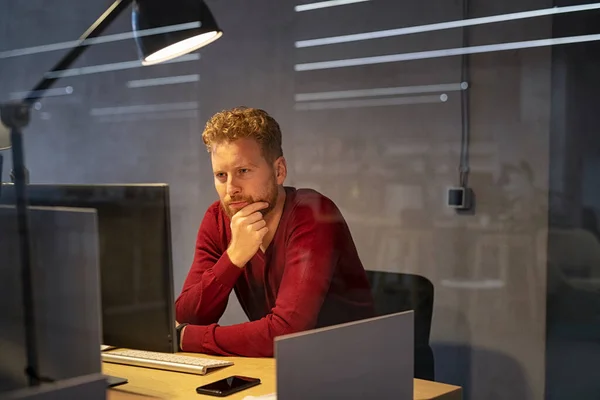 Trött Och Deprimerad Affärsman Sitter Kontoret Vid Skrivbordet Spänd Affärsman — Stockfoto