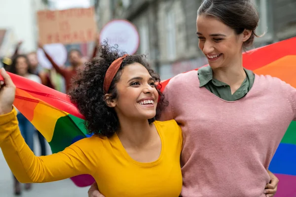 Νεαρές Χαρούμενες Γυναίκες Στο Δρόμο Που Απολαμβάνουν Κρατούν Γκέι Σημαία — Φωτογραφία Αρχείου