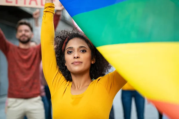 Jovem Raça Mista Mulheres Empoderamento Greve Segurando Bandeira Arco Íris — Fotografia de Stock
