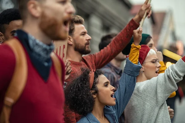 Vue Latérale Groupe Personnes Multiethniques Manifestant Extérieur Avec Des Pancartes — Photo