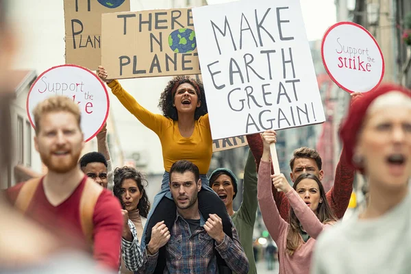 Een Groep Jongeren Demonstreert Tegen Klimaatverandering Boze Vrouwen Mannen Slaan — Stockfoto