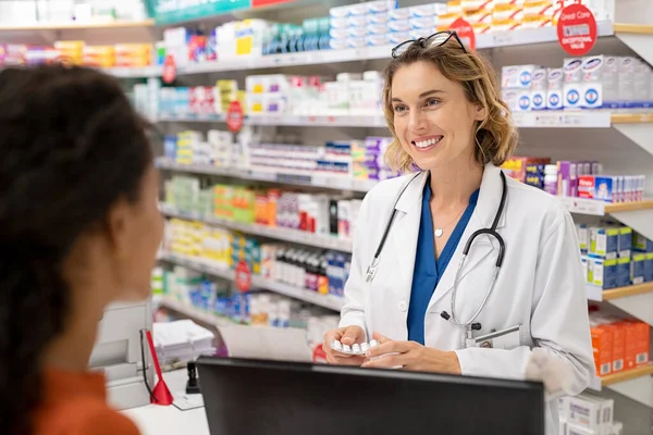 在现代药学中 药剂师给顾客配药 年轻女子在药房购买止痛药的后视镜 快乐的医生给顾客一片石板 — 图库照片