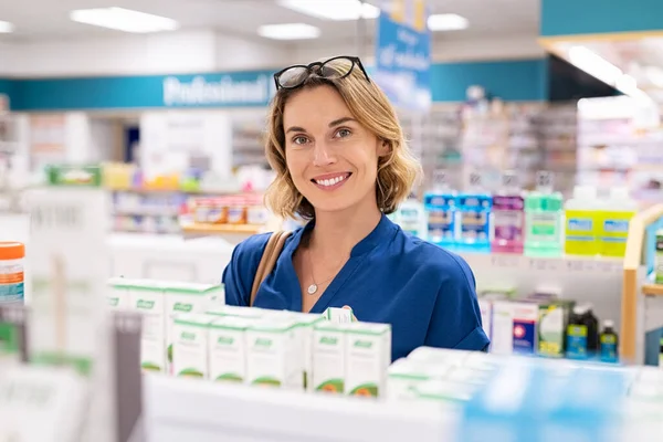 Retrato Mujer Sonriente Eligiendo Suplemento Dietético Farmacia Centro Comercial Feliz — Foto de Stock