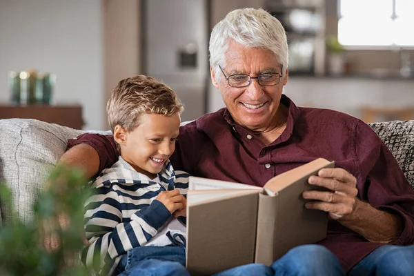 Abuelo Nieto Leyendo Libro Sonriendo Niño Feliz Con Viejo Abuelo —  Fotos de Stock