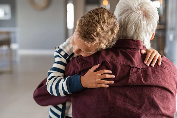 Achteraanzicht Van Een Oudere Man Die Een Kleine Jongen Thuis — Stockfoto