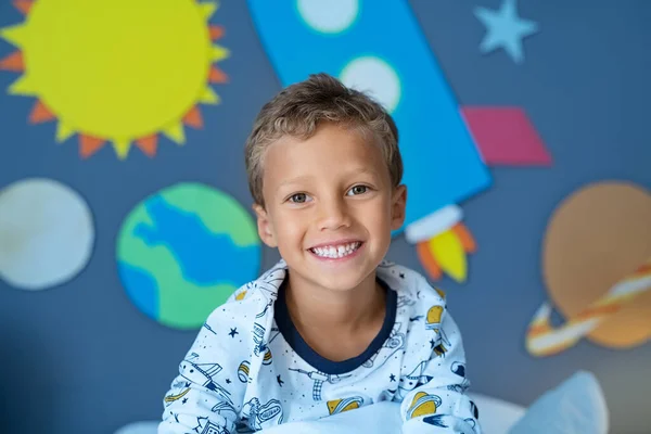 Retrato Niño Sonriente Sentado Espacio Dormitorio Decorado Con Sistema Solar —  Fotos de Stock