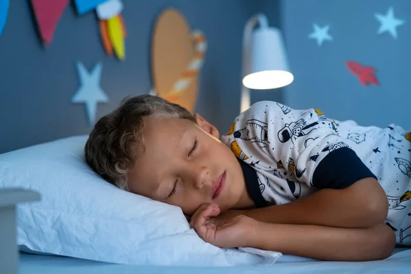 Menino Bonito Deitado Lado Cama Dormindo Quarto Decorado Com Planetas — Fotografia de Stock