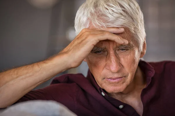 灰心丧气的老人 手挽手坐在家里的沙发上 压力很大的退休男人一个人在家得了老年痴呆症头疼或偏头痛的老年人忧心忡忡 — 图库照片