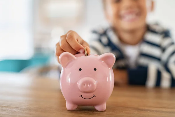 Küçük Çocuğun Evdeki Domuz Kumbarasına Para Tasarrufu Yaptığı Yakın Plan — Stok fotoğraf