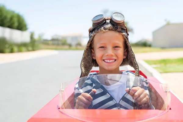 Porträt Eines Kleinen Jungen Auf Einem Handgefertigten Spielzeugauto Auf Der — Stockfoto