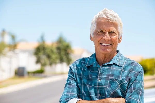 Vecchio Pensione Piedi All Aperto Con Braccia Incrociate Sorridenti Guardando — Foto Stock