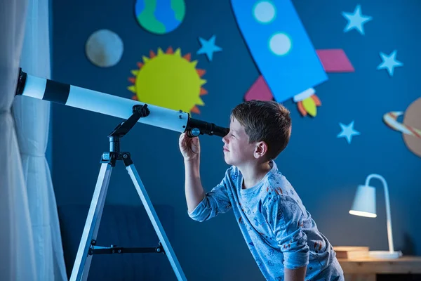 Nieuwsgierige Jongen Die Een Telescoop Gebruikt Nachts Het Maanoppervlak Zijn — Stockfoto