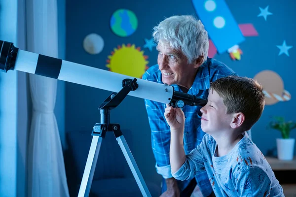 Dědeček Učil Vnuka Dalekohledem Vidět Planety Galaxii Dítě Noci Pozoruje — Stock fotografie