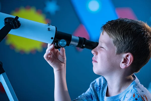 Close Face Criança Curiosa Usando Telescópio Para Explorar Superfície Lua — Fotografia de Stock