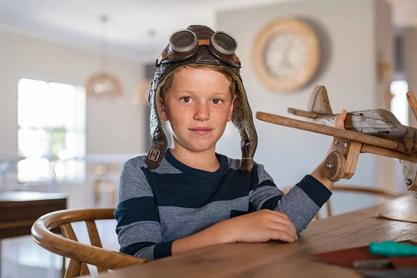 Retrato Menino Vestindo Capacete Piloto Brincando Com Avião Madeira Casa — Fotografia de Stock