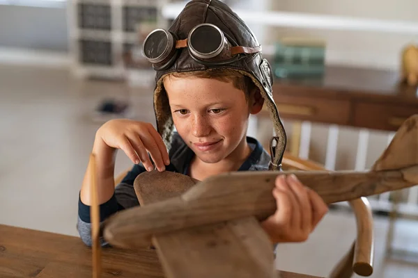 Jongen Draagt Piloot Helm Spelen Met Vintage Houten Vliegtuig Thuis — Stockfoto